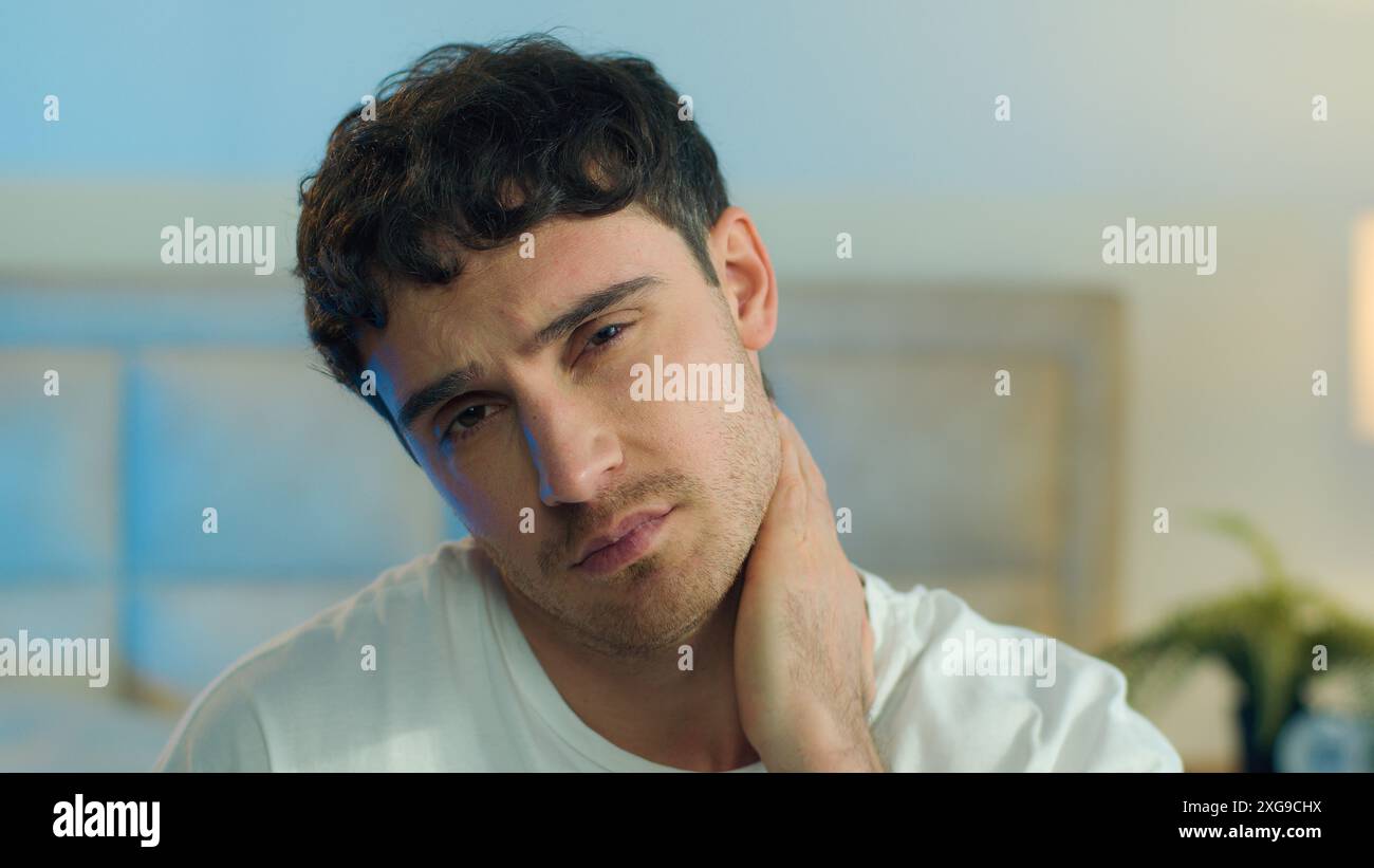 Primo piano giovane caucasico europeo stanco uomo annoiato stanchezza burnout sbadigliato infelice noia stanco sonnolento lavoro eccessivo viso pigro ritratto malinconico pensivo Foto Stock