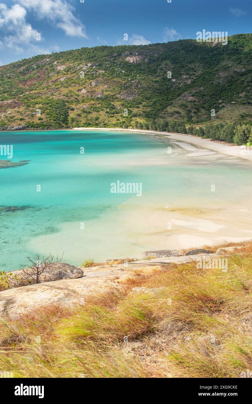 Pittoresca spiaggia tropicale di sabbia di Watsons con acqua turchese a Lizard Island, Australia. Lizard Island si trova sulla grande Barriera Corallina nel nord di ea Foto Stock