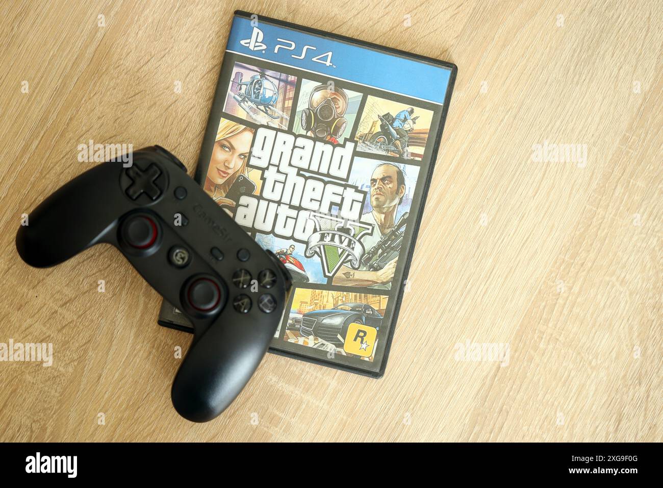KIEV, UCRAINA - 26 GIUGNO 2024 Grand Theft Auto 5 PS4 videogioco box per console di gioco. Primo piano su un disco di videogiochi molto popolare Foto Stock