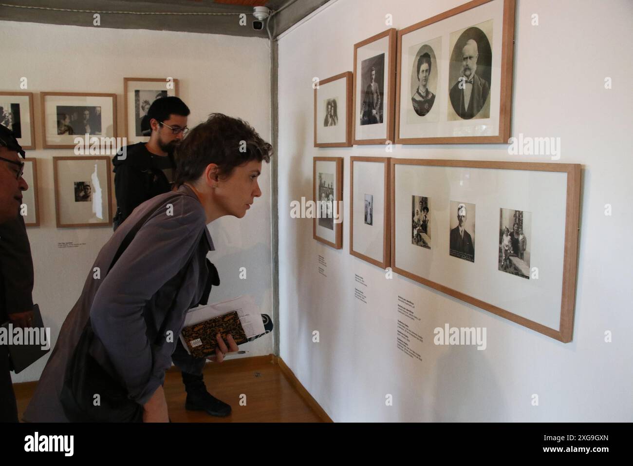 Una donna che cerca fotografie durante un tour mediatico per la mostra "Kahlo Without Borders", al Diego Rivera e al Frida Kahlo Studio Museum. Il 6 luglio 2024 a città del Messico, Messico. (Immagine di credito: © Jose Luis Torales/eyepix via ZUMA Press Wire) SOLO PER USO EDITORIALE! Non per USO commerciale! Foto Stock