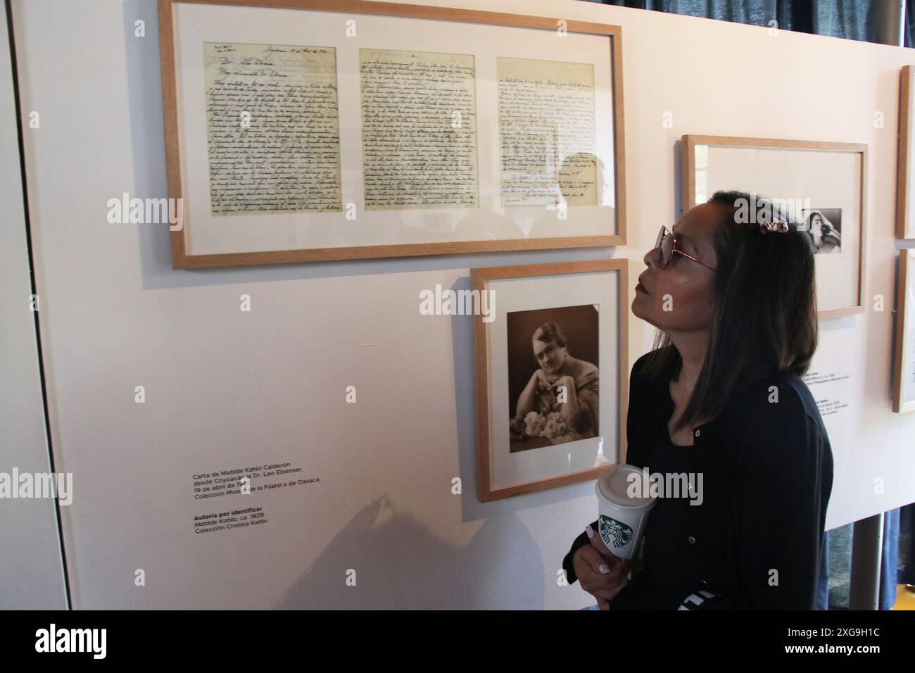 Una donna durante un tour mediatico per la mostra "Kahlo Without Borders", al Diego Rivera e al Frida Kahlo Studio Museum. Il 6 luglio 2024 a città del Messico, Messico. (Immagine di credito: © Jose Luis Torales/eyepix via ZUMA Press Wire) SOLO PER USO EDITORIALE! Non per USO commerciale! Foto Stock