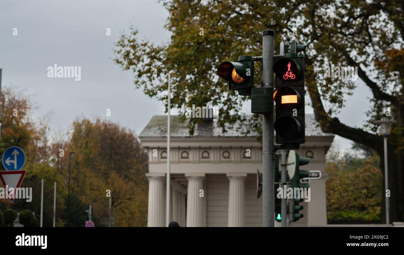 Sistema di semafori mirato con edificio storico sul retro Foto Stock