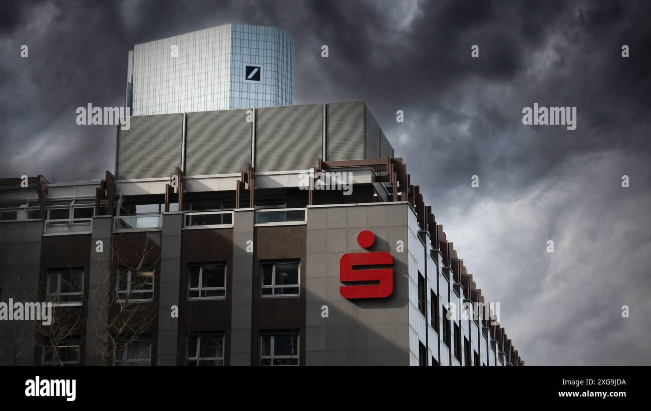 Filiale di Sparkasse e sede centrale di Deutsche Bank mentre le Dark Clouds passano. Attività finanziarie in Germania. Firma. Settore bancario a Francoforte Foto Stock