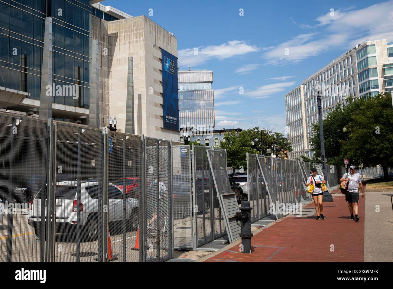 Washington DC, Stati Uniti. 7 luglio 2024. Il recinto di sicurezza è stato visto intorno al Walter E. Washington Convention Center, Washington DC, USA, in vista del vertice NATO del 7 luglio 2024. Il giorno in cui gli attivisti anti-NATO marciarono intorno alla Casa Bianca. Il vertice NATO di tre giorni si terrà al Washington Convention Center dal 9 all'11 luglio. Il vertice porterà i leader di oltre 30 paesi nella capitale della nazione. (Foto di Aashish Kiphayet/Sipa USA) credito: SIPA USA/Alamy Live News Foto Stock