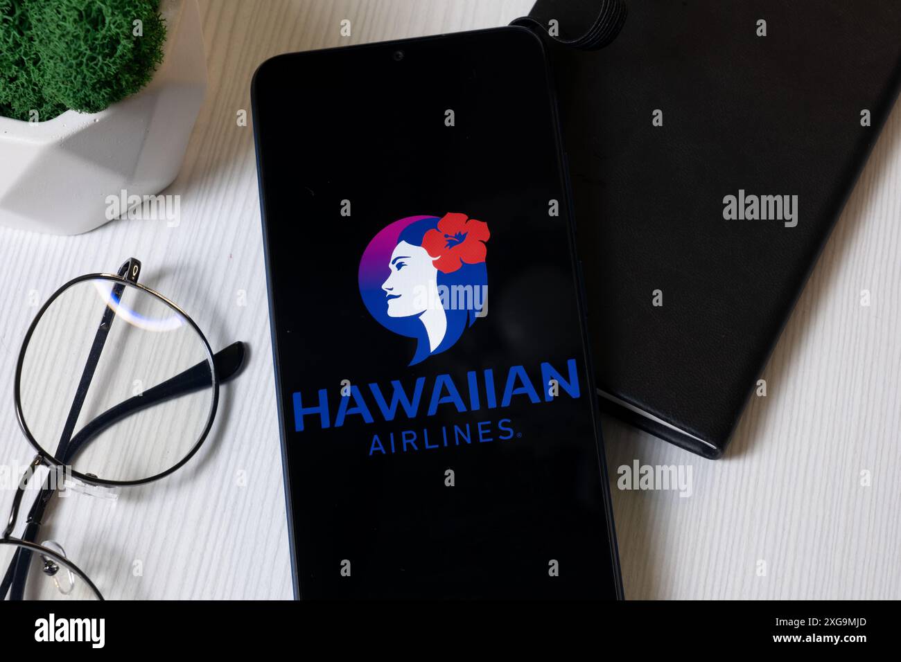 New York, USA - 1° giugno 2024: Logo Hawaiian Airlines sullo schermo del telefono, icona dell'azienda. Foto Stock