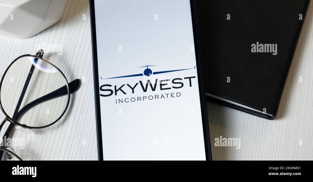 New York, USA - 1 giugno 2024: Logo Skywest sullo schermo del telefono, icona dell'azienda. Foto Stock