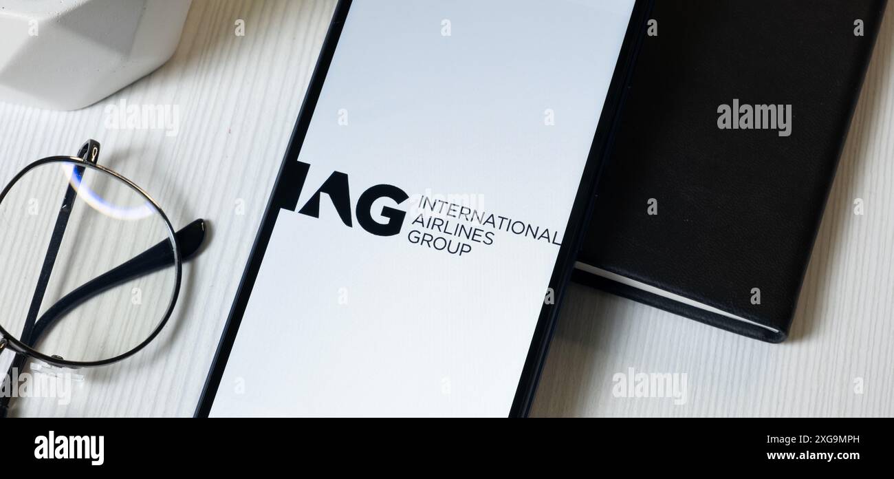New York, USA - 1° giugno 2024: Logo International Consolidated Airlines sullo schermo del telefono, icona IAG Company. Foto Stock