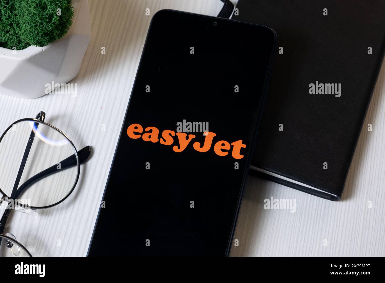 New York, USA - 1° giugno 2024: Logo easyJet sulla schermata telefono, icona azienda. Foto Stock