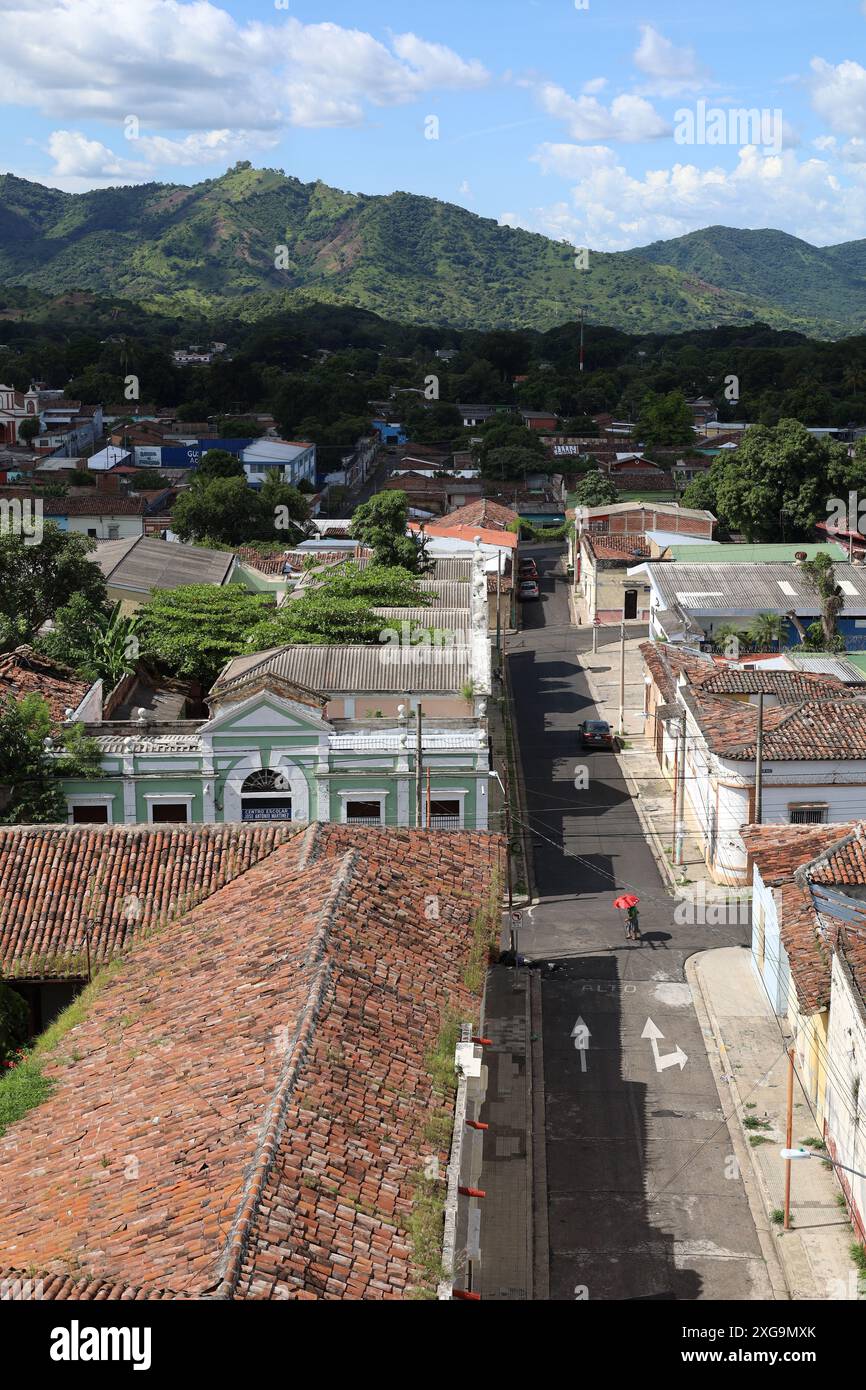 Antenna dei tetti delle vecchie case a Santa Ana, El Salvador Foto Stock