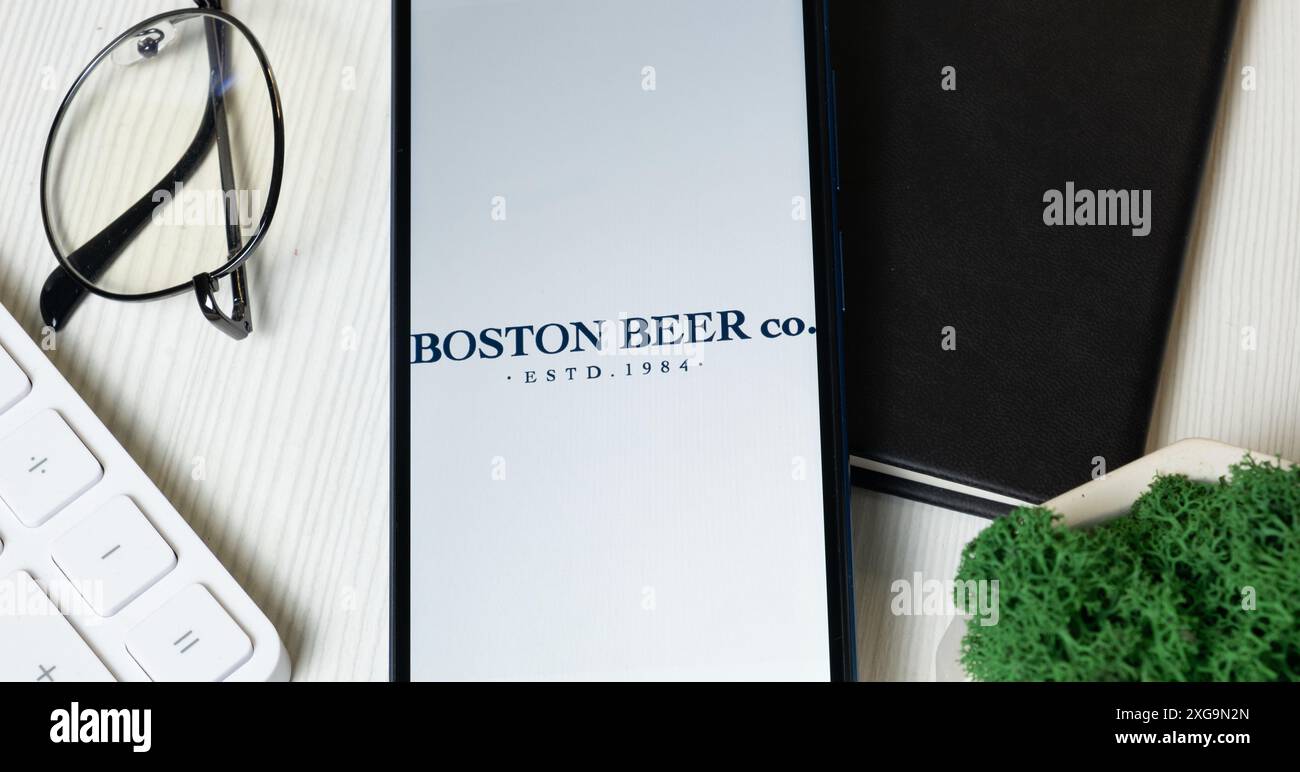 New York, USA - 1 giugno 2024: Logo della birra Boston sullo schermo del telefono, icona dell'azienda. Foto Stock