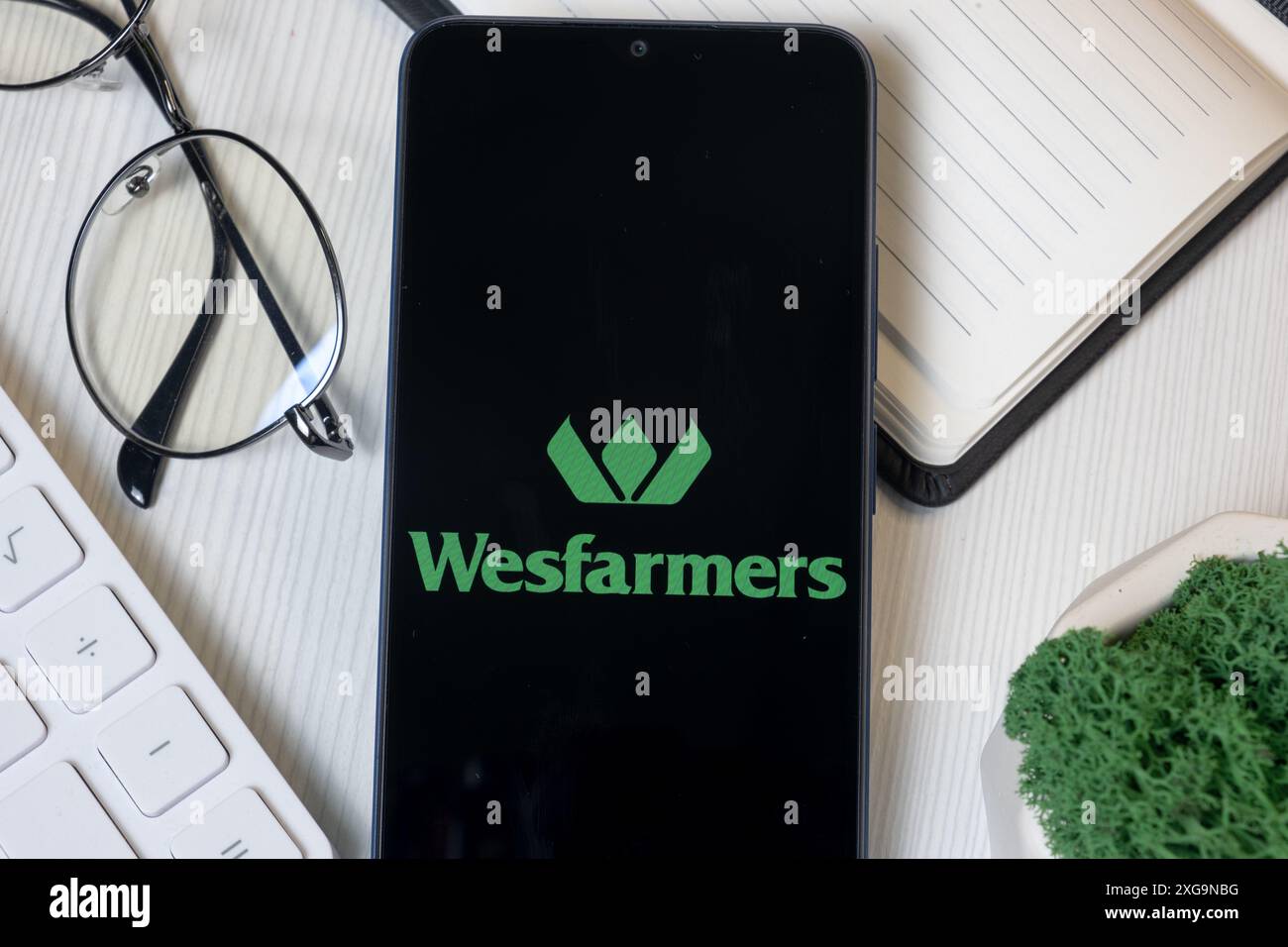 New York, USA - 1 giugno 2024: Logo WesFarmers sullo schermo del telefono, icona dell'azienda. Foto Stock