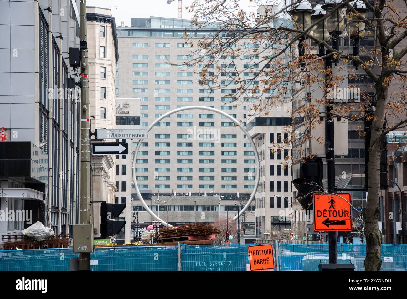Gigantesco anello all'Esplanade Place Ville Marie nel centro di Montreal, Quebec, Canada Foto Stock