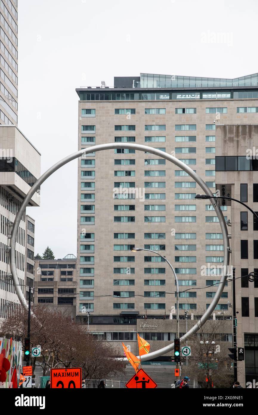 Gigantesco anello all'Esplanade Place Ville Marie nel centro di Montreal, Quebec, Canada Foto Stock