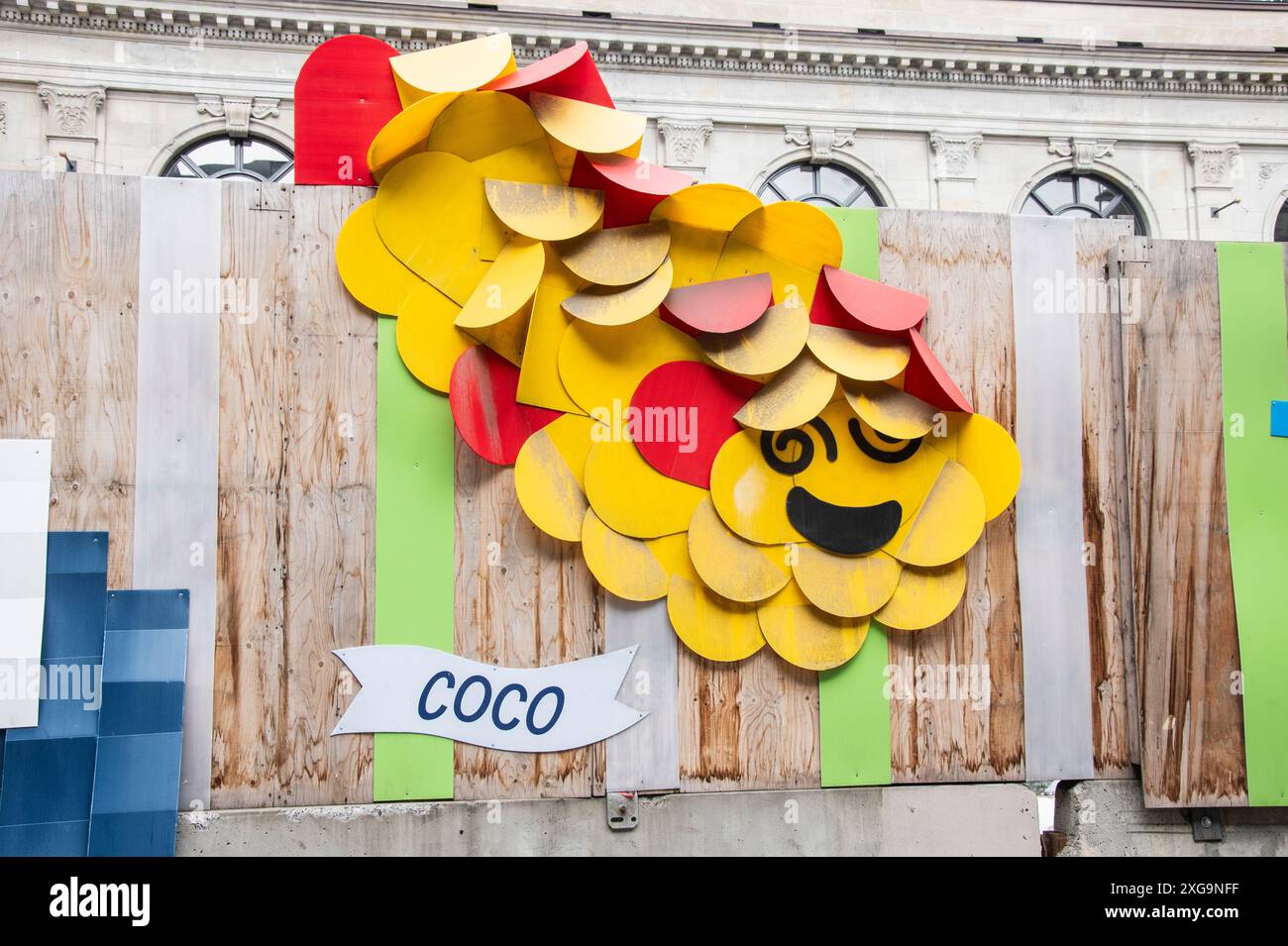 Coco, uno dei coinquilini del Mont-Royal che decora una recinzione di costruzione sul McGill College nel centro di Montreal, Quebec, Canada Foto Stock