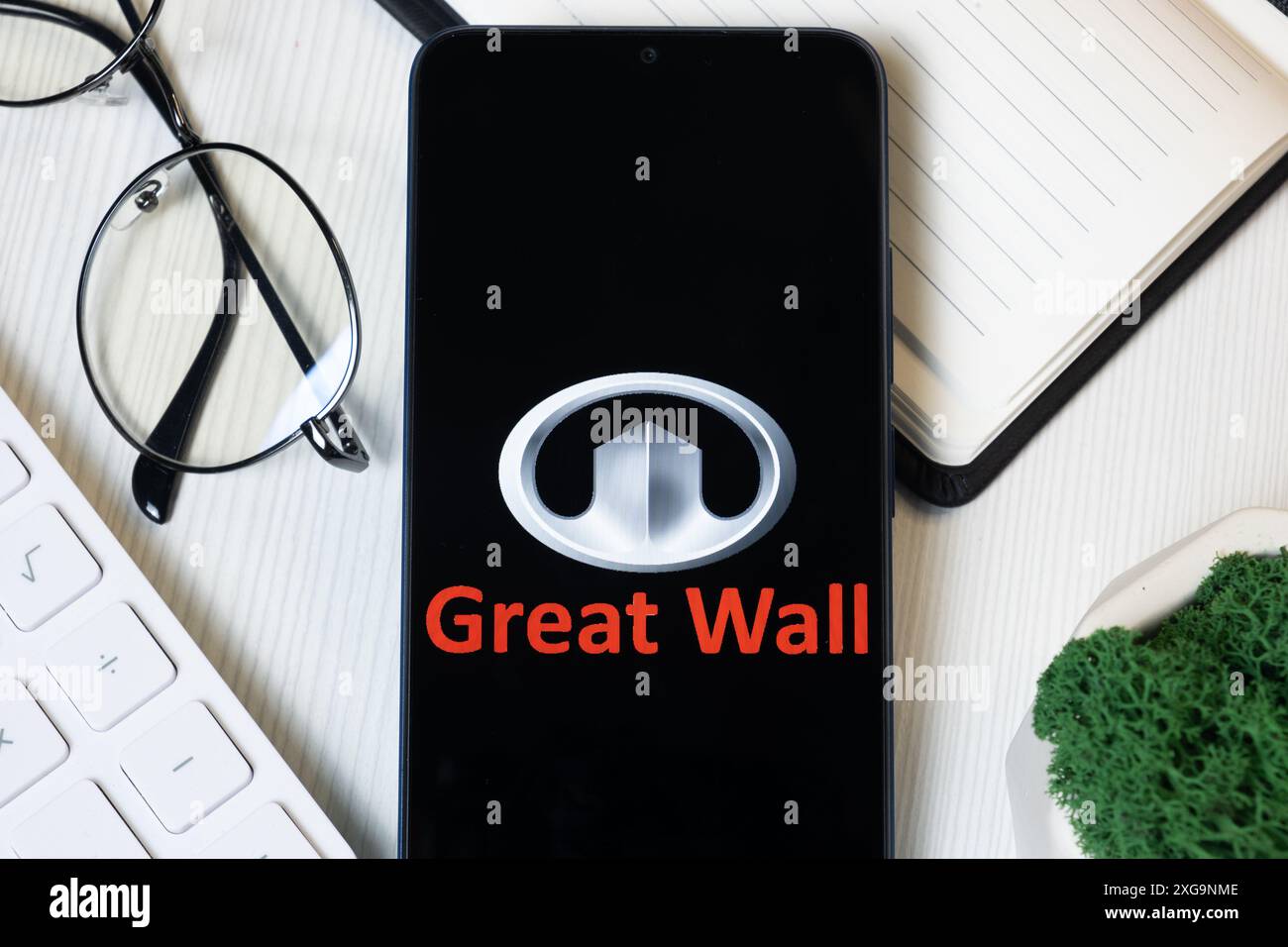 New York, USA - 1 giugno 2024: Logo Great Wall Motor sullo schermo del telefono, icona dell'azienda. Foto Stock
