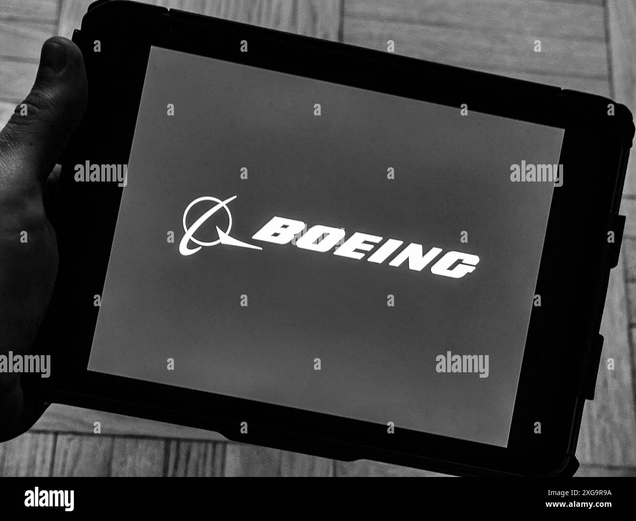 Arlington, Virginia, Stati Uniti. 7 luglio 2024. Il logo della Boeing Company visto su un iPad mini come comunemente usato dai piloti che utilizzano borse elettroniche per il volo. (EFB). La polemica di addestramento Boeing 737 MAX iPad è sorta dopo due incidenti mortali che hanno coinvolto l'aereo. Boeing ha inizialmente implementato un programma di formazione basato su iPad per i piloti che passano dai vecchi modelli del 737 al MAX, concentrandosi sull'efficienza in termini di costi e sulla facilità d'uso. Tuttavia, dopo gli incidenti del volo Lion Air 610 e del volo Ethiopian Airlines 302, le indagini hanno rivelato che i piloti non erano adeguatamente addestrati sul nuovo Maneuve Foto Stock