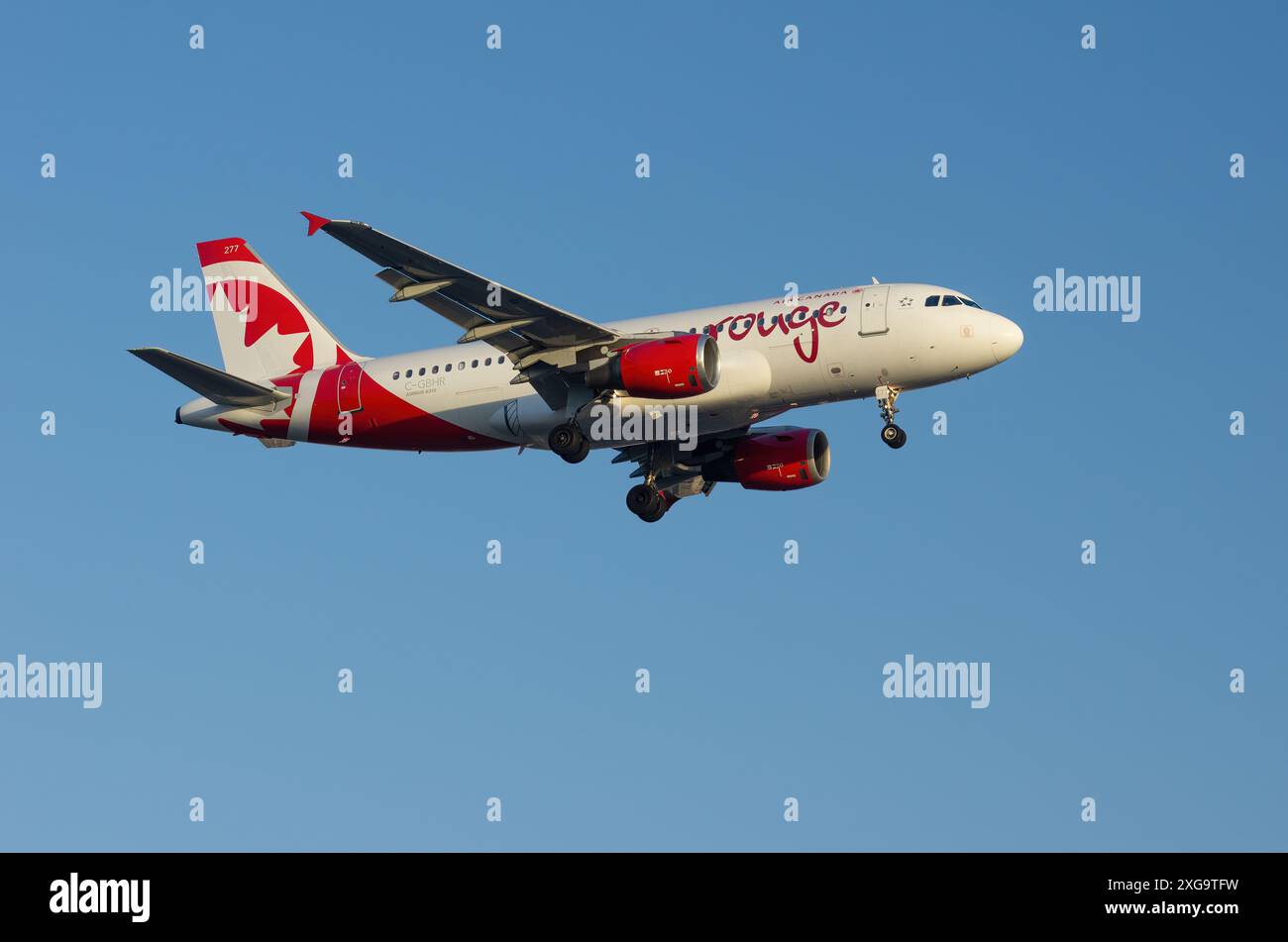 Air Canada Rouge Airbus A319-114 con registrazione C-GBHR mostrato all'avvicinamento finale all'aeroporto internazionale di Los Angeles nel 2015. Foto Stock
