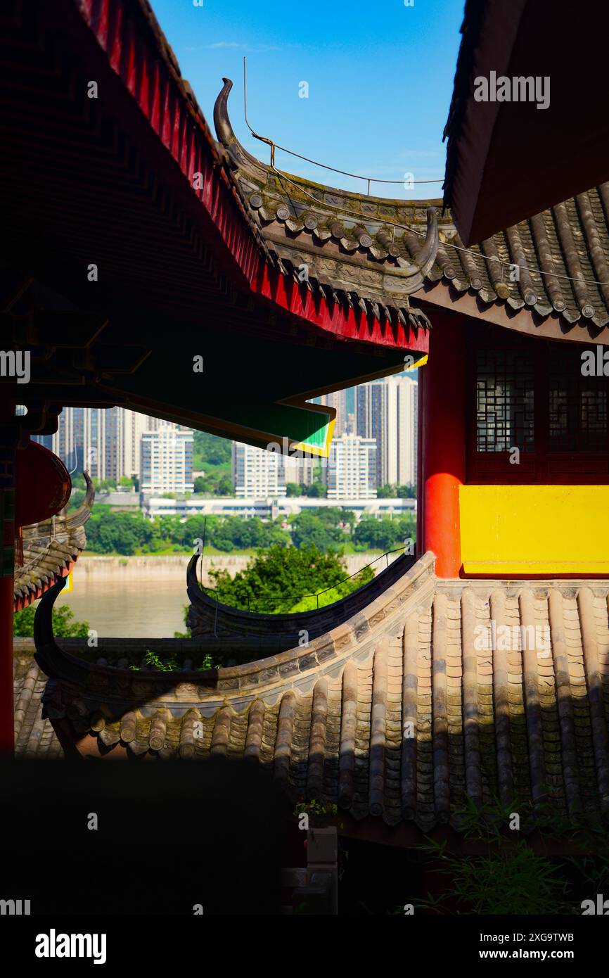 Architettura tradizionale di Chongqing, Cina. Antichi edifici in stile buddista. Templi cinesi con cielo blu. Tempio cinese costruito da yangtze rive Foto Stock