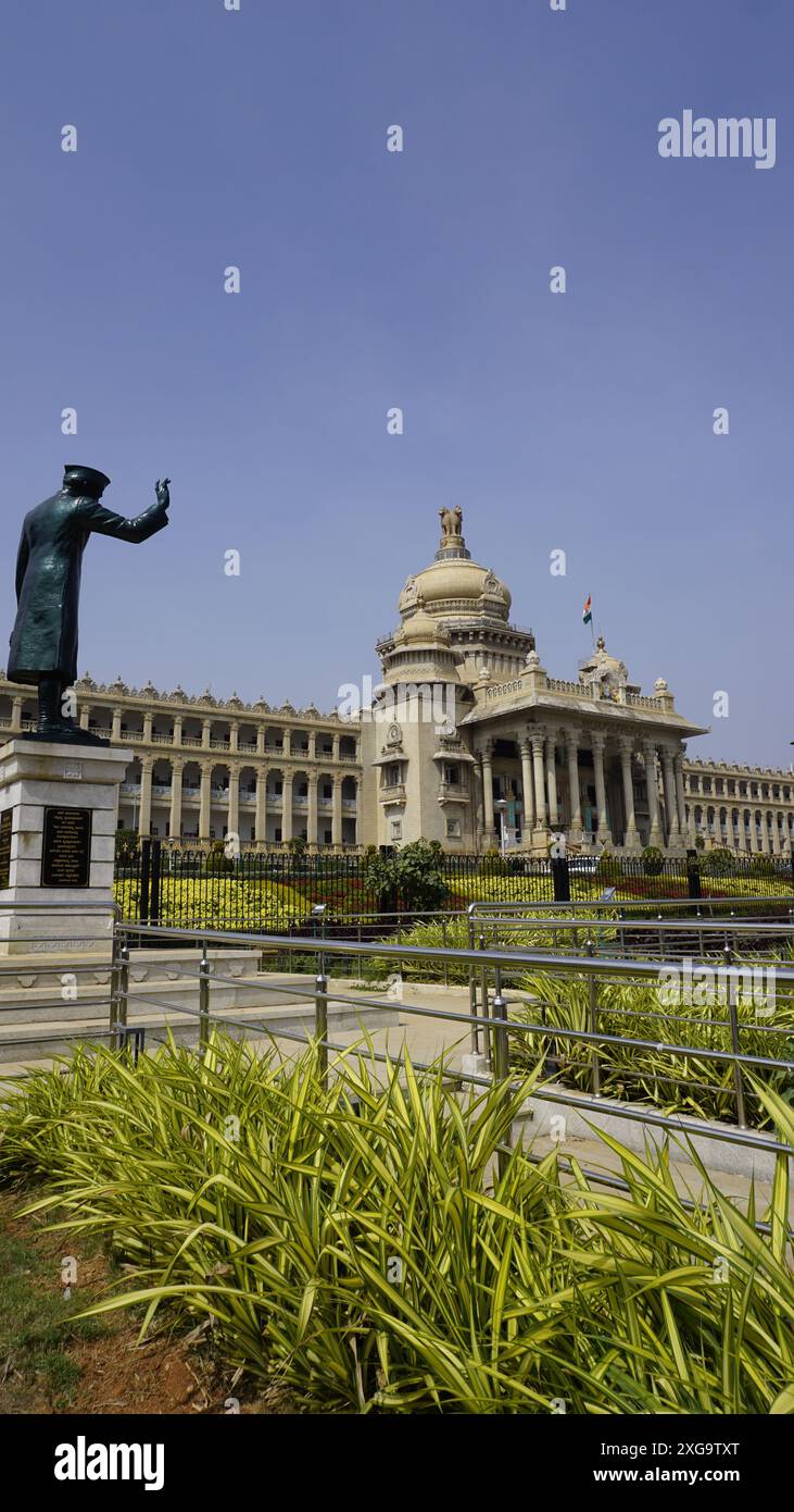 Bangalore, India - 16 gennaio 2024: Jawaharlal Nehru di fronte alla famosa e splendida Vidhana Soudha. Foto Stock