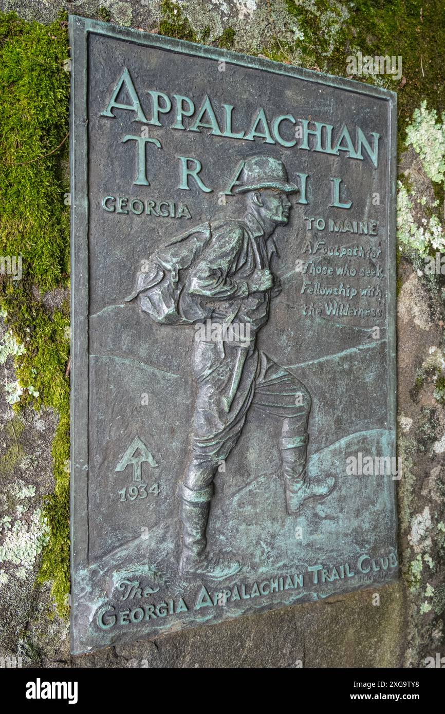 Appalachian Trail placca di bronzo a Neels Gap sul lato orientale di Blood Mountain vicino a Blairsville, Georgia. (STATI UNITI) Foto Stock
