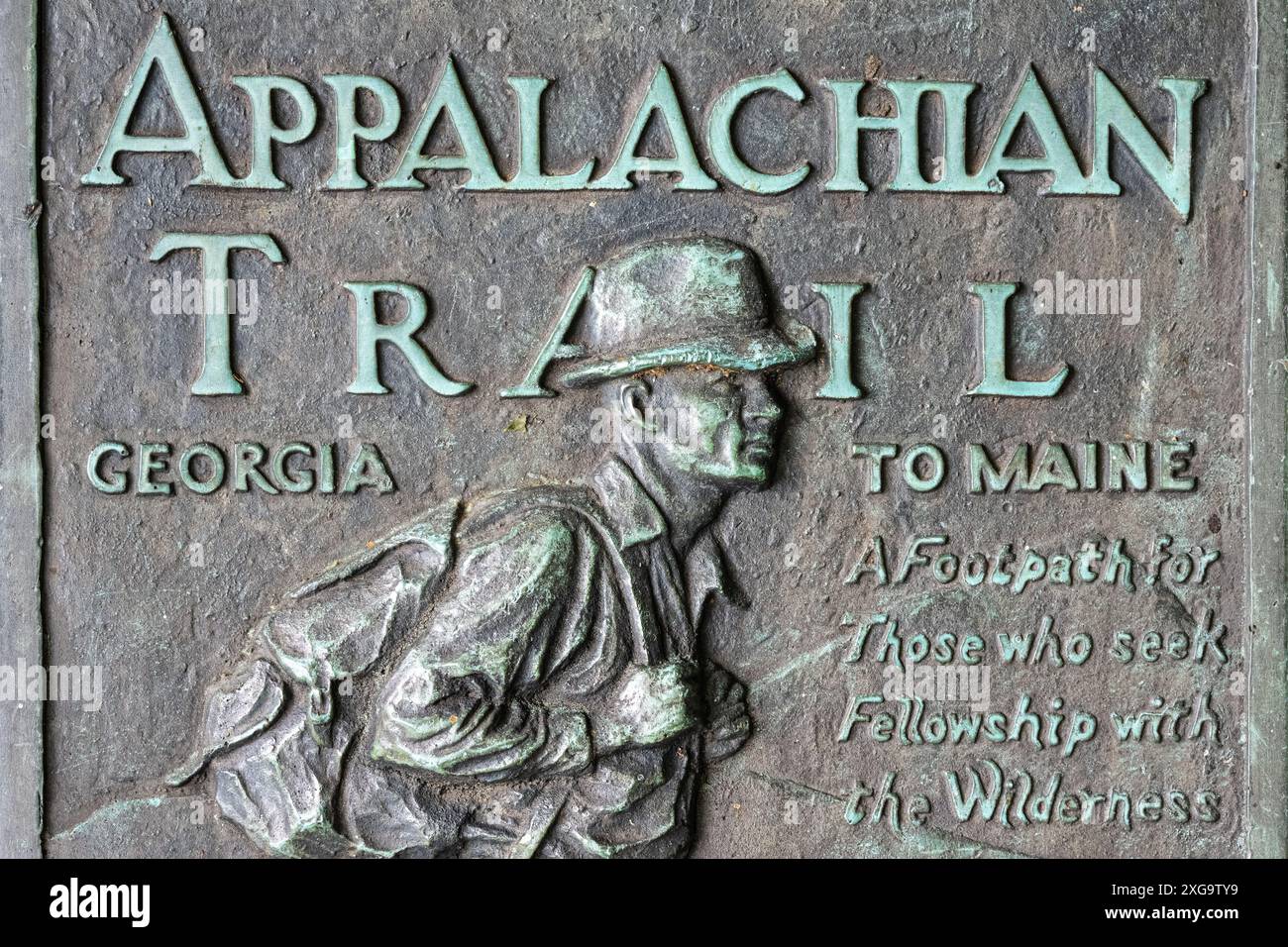 Appalachian Trail placca di bronzo a Neels Gap sul lato orientale di Blood Mountain vicino a Blairsville, Georgia. (STATI UNITI) Foto Stock