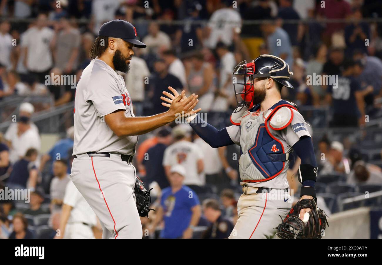 Bronx, Stati Uniti. 7 luglio 2024. I Boston Red Sox Kenley Jansen e Connor Wong festeggiano dopo la partita contro i New York Yankees allo Yankee Stadium domenica 7 luglio 2024 a New York City. I Red Sox sconfissero gli Yankees per 3-0. Foto di John Angelillo/UPI credito: UPI/Alamy Live News Foto Stock