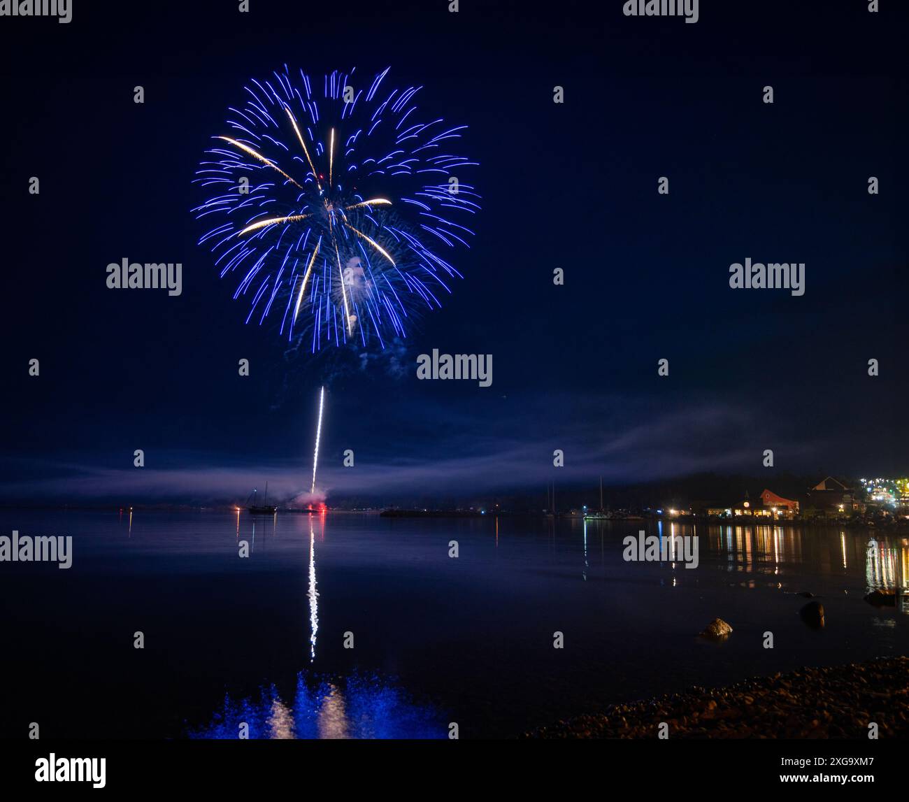 Fuochi d'artificio nel porto di Grand Marais, Grand Marais, Minnesota, Lago superiore Foto Stock