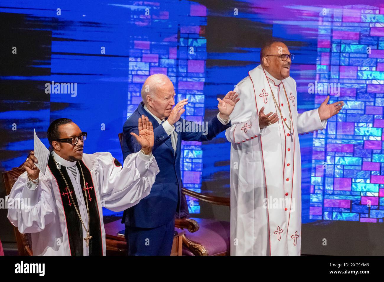 Philadelphia, Vereinigte Staaten. 7 luglio 2024. Il presidente degli Stati Uniti Joe Biden adora il pastore Dr. J Louis Felton, a sinistra, e il vescovo Ernest C Morris, Sr, a destra, alla Mount Airy Church of God in Christ a Philadelphia, Pennsylvania, domenica 7 luglio 2024. Credito: David Muse/CNP/dpa/Alamy Live News Foto Stock