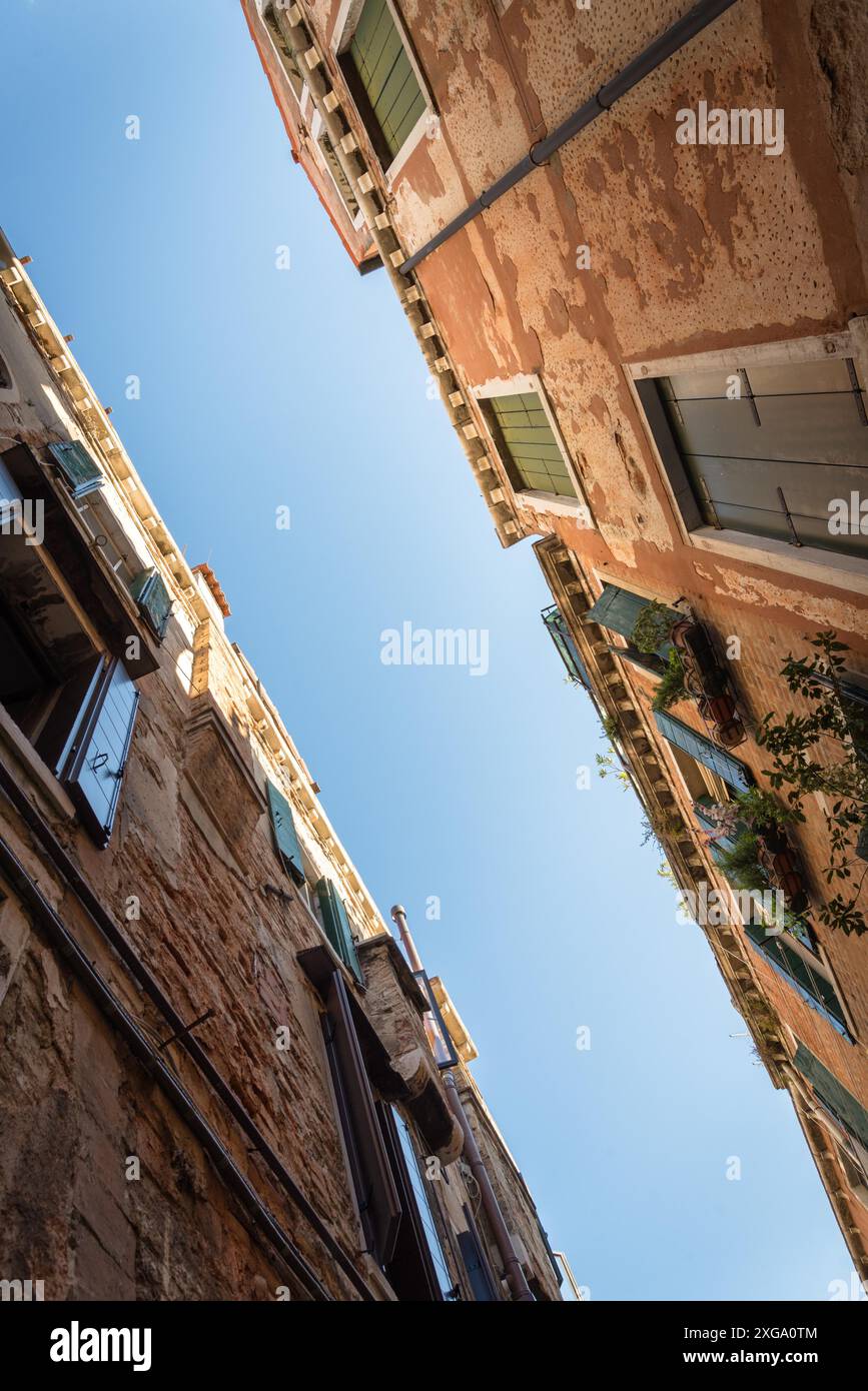 Foto del cielo tra le case con una prospettiva da vicino in alto Foto Stock
