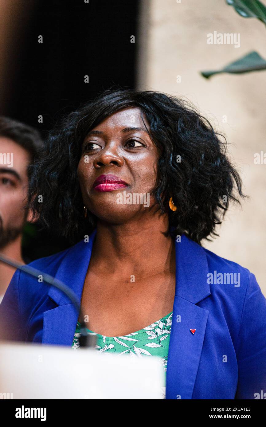 Daniele Obono, deputato rieletto per la coalizione Nouveau Front Populaire, visto nel quartier generale di la France Insoumise. La notte delle elezioni per la coalizione di sinistra Nouveau Front Populaire presso la sede di la France Insoumise nella rotonde de Stalingrad, a Parigi, con un discorso di Jean-Luc MÈlenchon in seguito ai risultati del secondo turno delle elezioni legislative francesi. La coalizione del Nouveau Front Populaire vinse senza una maggioranza assoluta e avrebbe dovuto eleggere tra i 187 e i 198 deputati all'Assemblea nazionale. Foto Stock