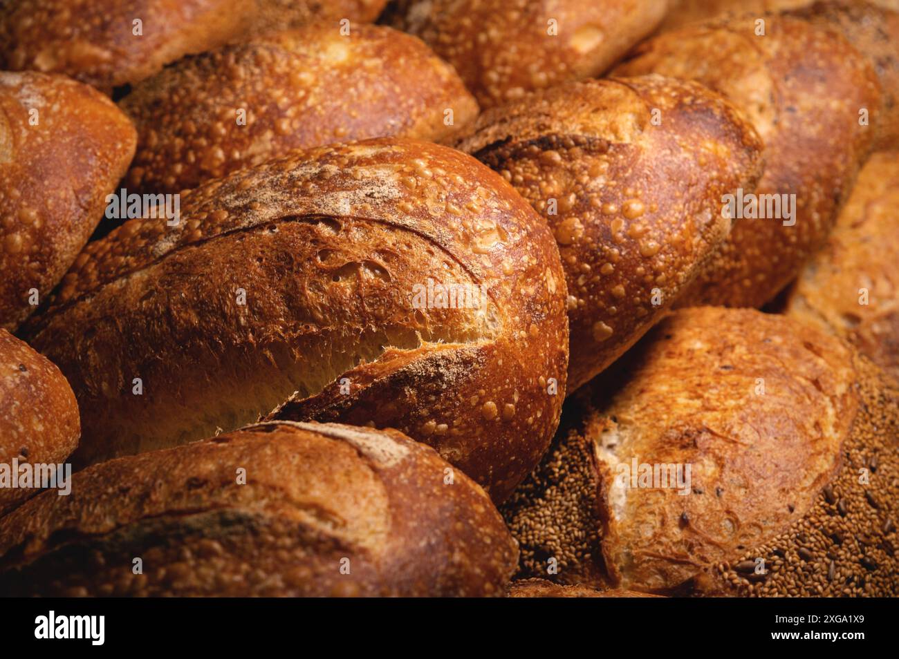 Pane fresco e caldo artigianale in una scatola di plastica bianca per il trasporto. Cibo sano e gustoso prodotti da forno Foto Stock