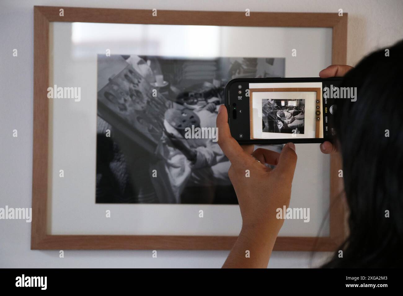 Non esclusiva: Una donna che scatta una foto durante un tour mediatico per la mostra "Kahlo Without Borders", presso il Diego Rivera e Frida Kahlo Studio Museum. Foto Stock