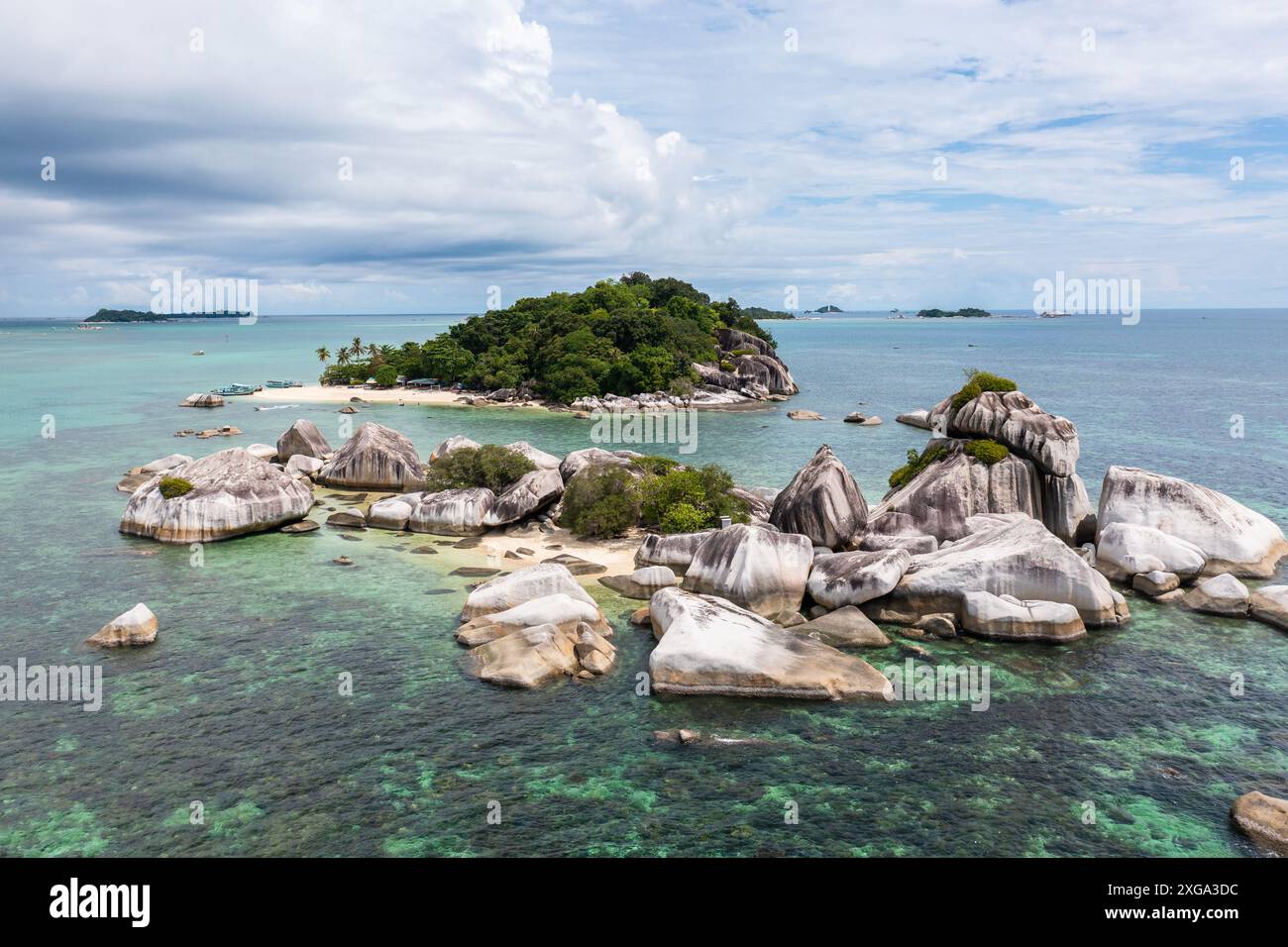 Belitung, Indonesia: Veduta aerea dell'isola di Kelayang a Belitung, nel mare di Giava in Indonesia, nel sud-est asiatico. Foto Stock