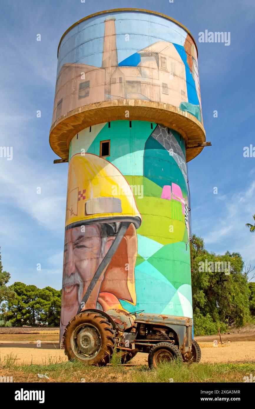 Murale su una torre d'acqua a Snowtown Foto Stock