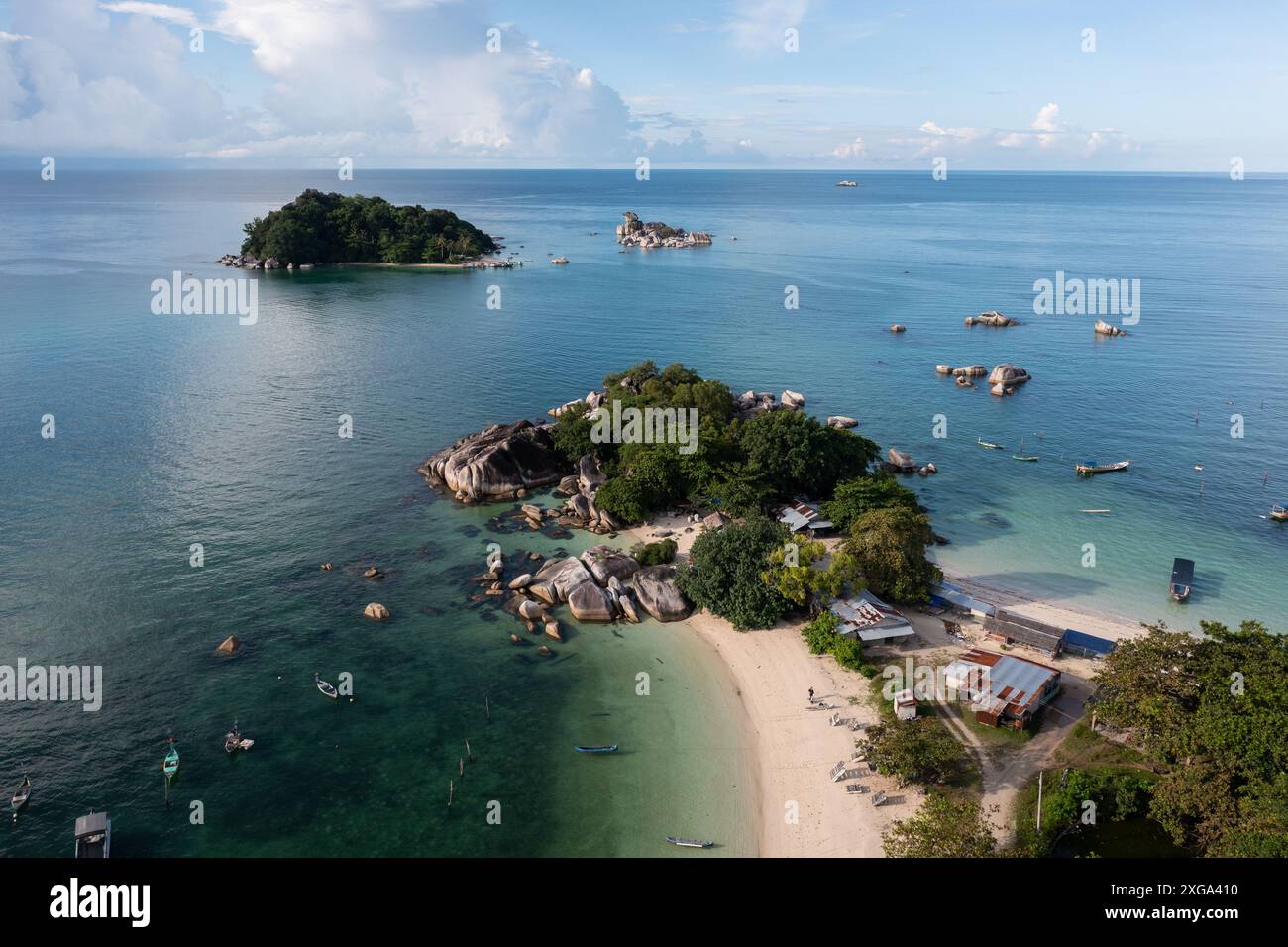 Belitung, Indonesia: Veduta aerea della spiaggia e dell'isola di Kelayang con spettacolari rocce a Belitung nel mare di Giava in Indonesia. Foto Stock