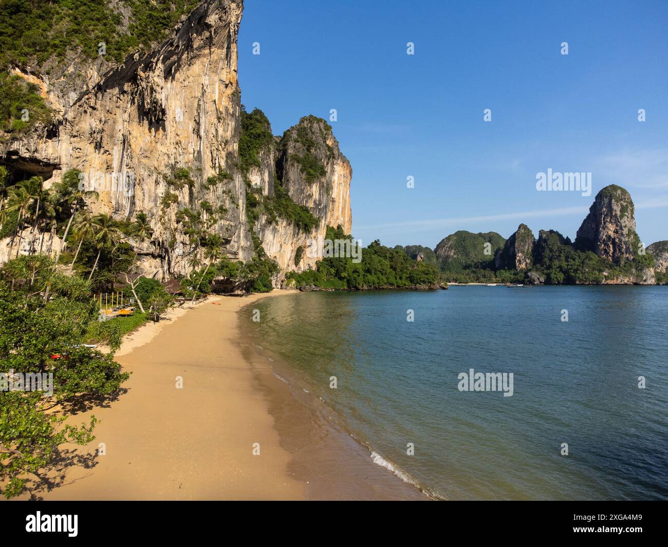 Railay Beach, Thailandia: Vista aerea del suggestivo paesaggio calcareo presso la spiaggia di Tonsai a Krabi, in Thailandia, vicino al mare delle Andamane. Foto Stock