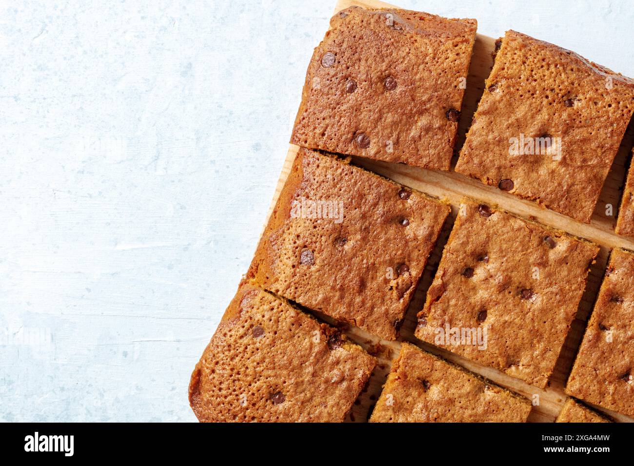 Bar da dessert Blondie brownie con gocce di cioccolato, sparato dall'alto con un posto per il testo Foto Stock