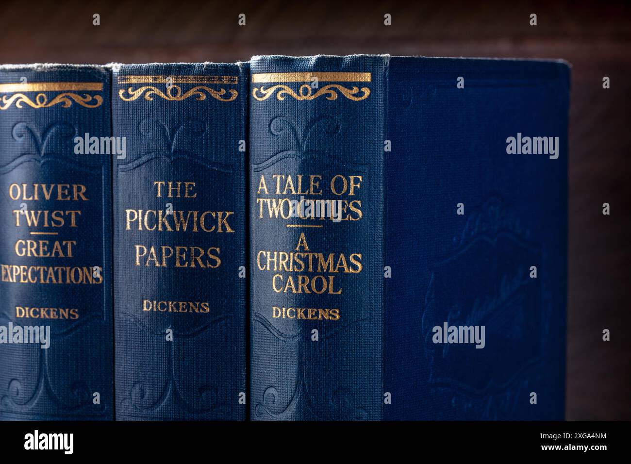 Madrid, Spagna, 11 agosto 2021: The complete Works by Charles Dickens, including A Christmas Carol, the Pickwick Papers, and Oliver Twist, on a Foto Stock