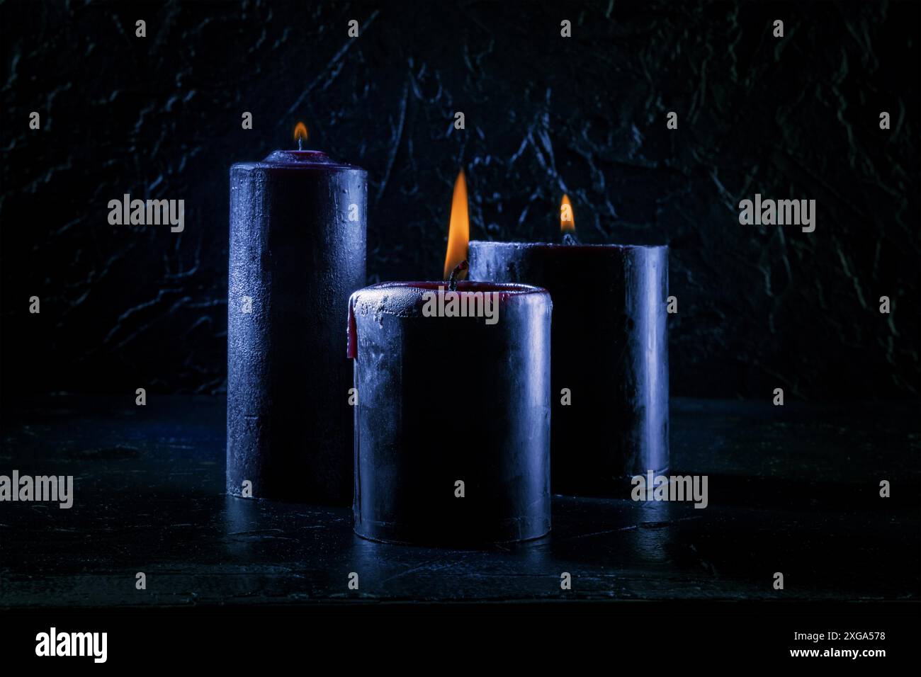 Candele accese su sfondo scuro, rituale misterioso, vista laterale Foto Stock