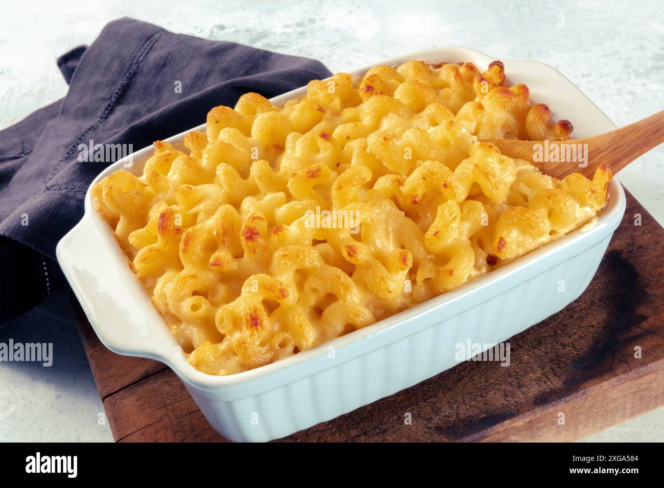 Maccheroni e pasta al formaggio in casseruola. Cheesy cibo americano comfort, cotto al forno Foto Stock