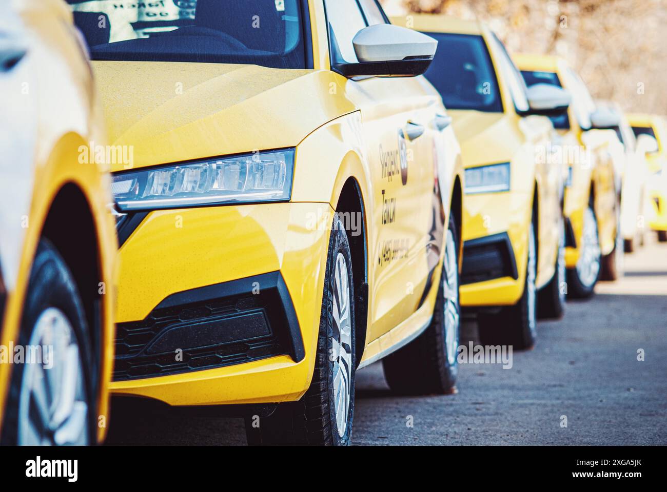 Yandex taxi giallo auto parcheggiate in una fila, Mosca, 31 ottobre 2021 Foto Stock