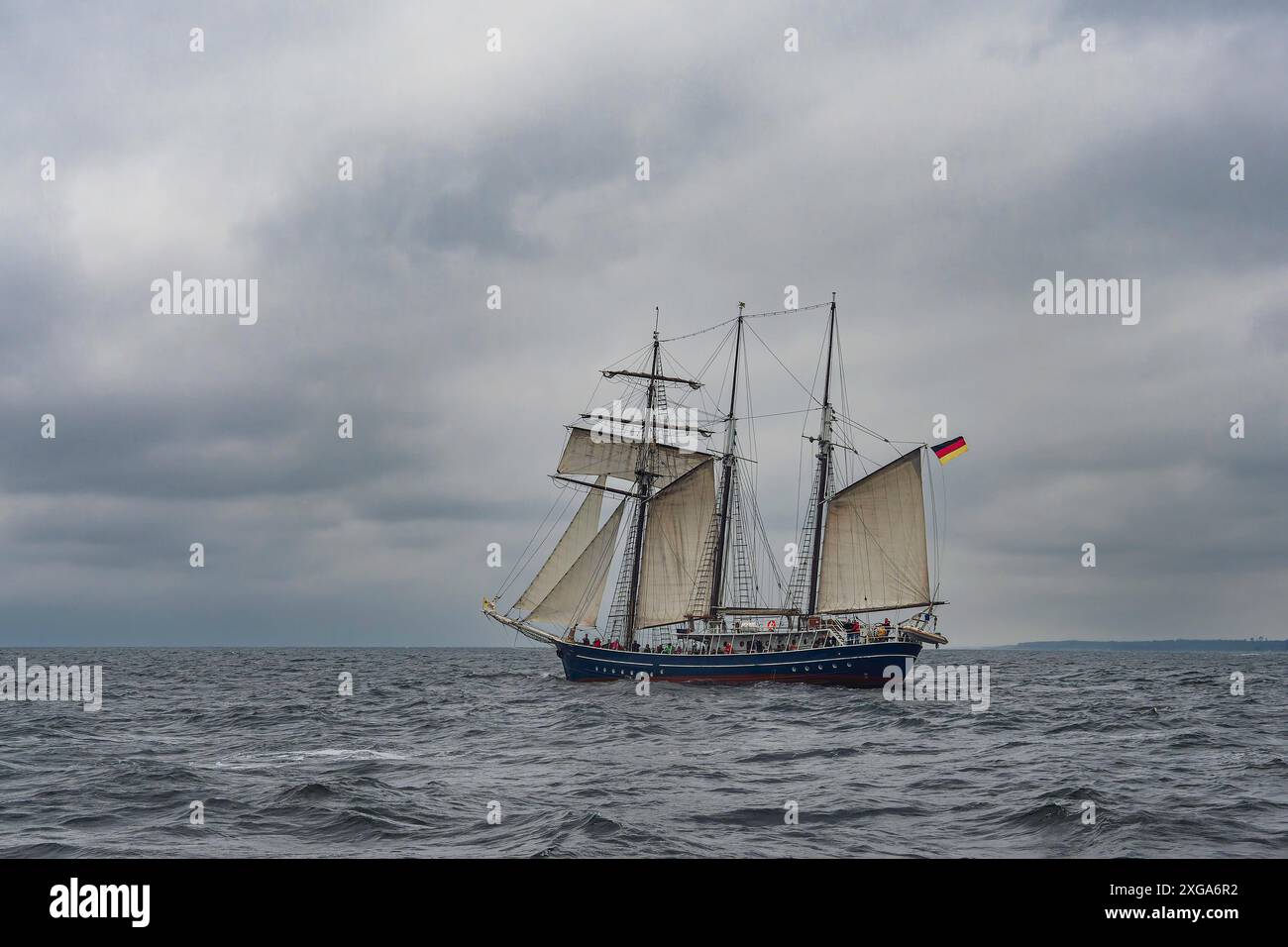 Nave a vela sul Mar Baltico al largo di Warnemuende Foto Stock