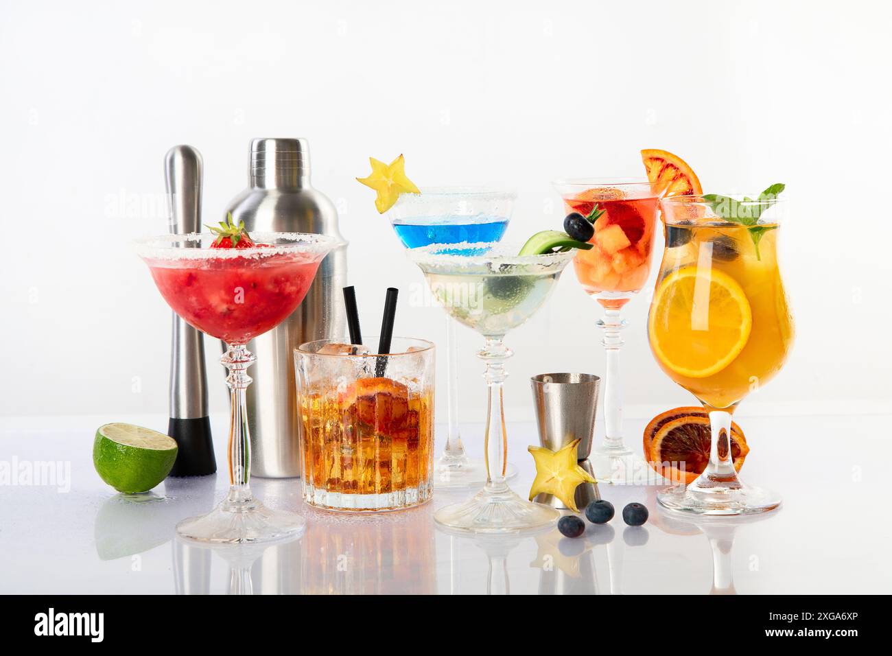 Cocktail estivi in bicchieri classici su sfondo bianco. L'ora della festa. Foto Stock