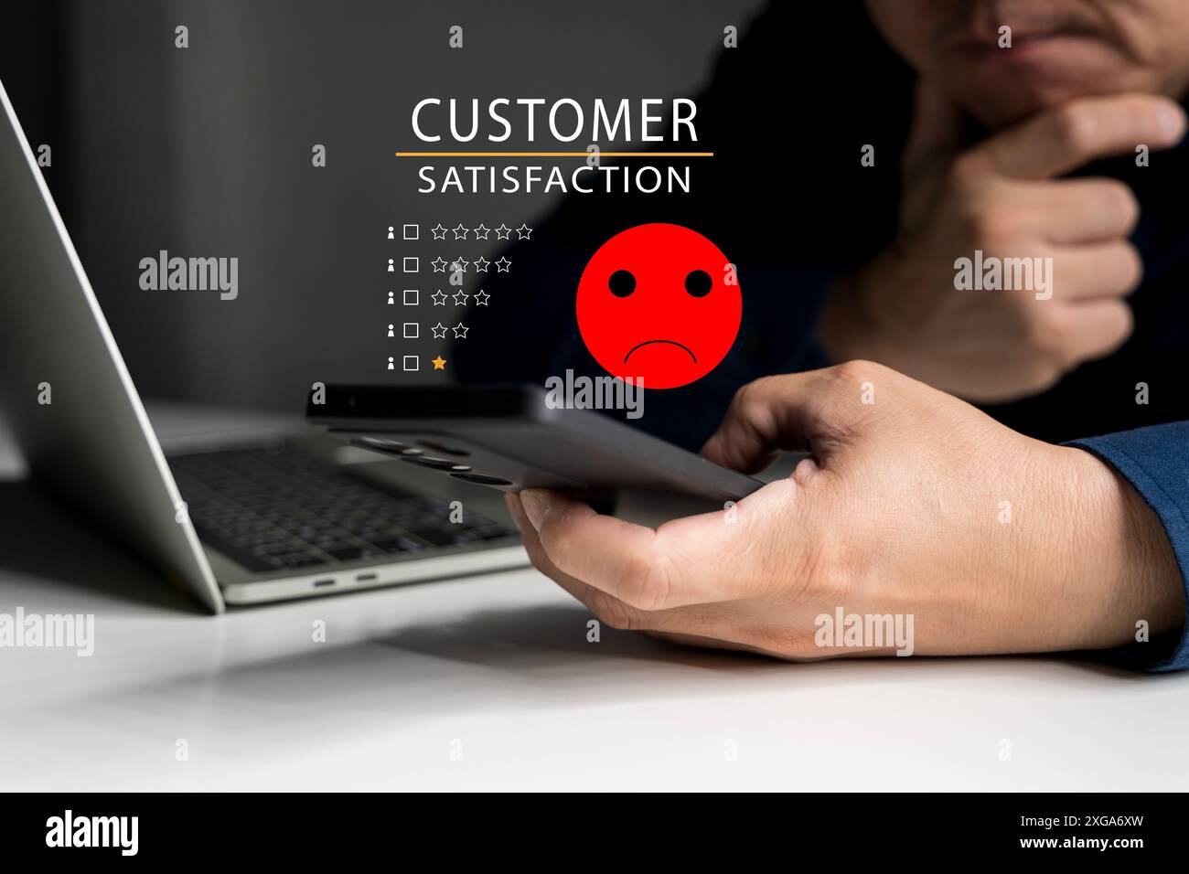 Esperienza del cliente concetto insoddisfatto, uomo d'affari infelice cliente con tristezza Emotion Face su schermo virtuale, cattiva recensione, servizio non gradisce male Foto Stock