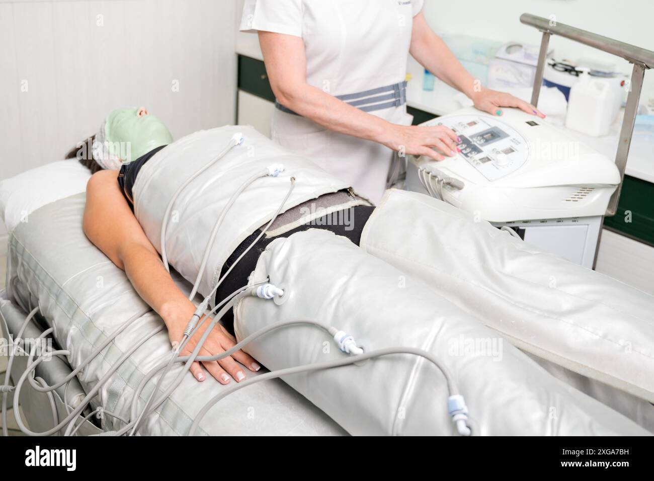 Terapia a pressione in salone cosmetico. Foto di alta qualità Foto Stock