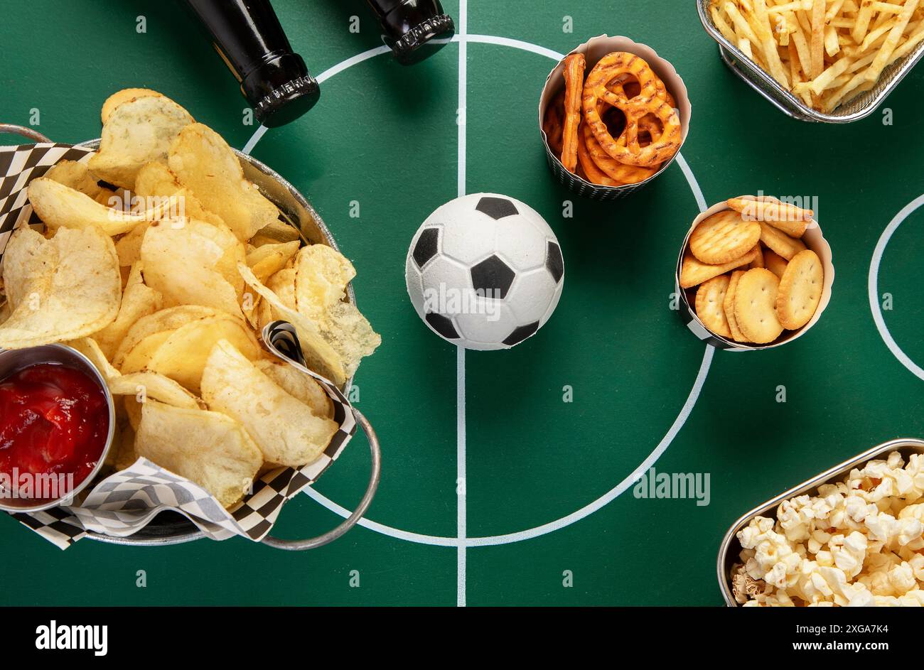 Partite di calcio, assapora cibo e spuntini in un campo da calcio. Festa di calcio. Vista dall'alto. Foto Stock