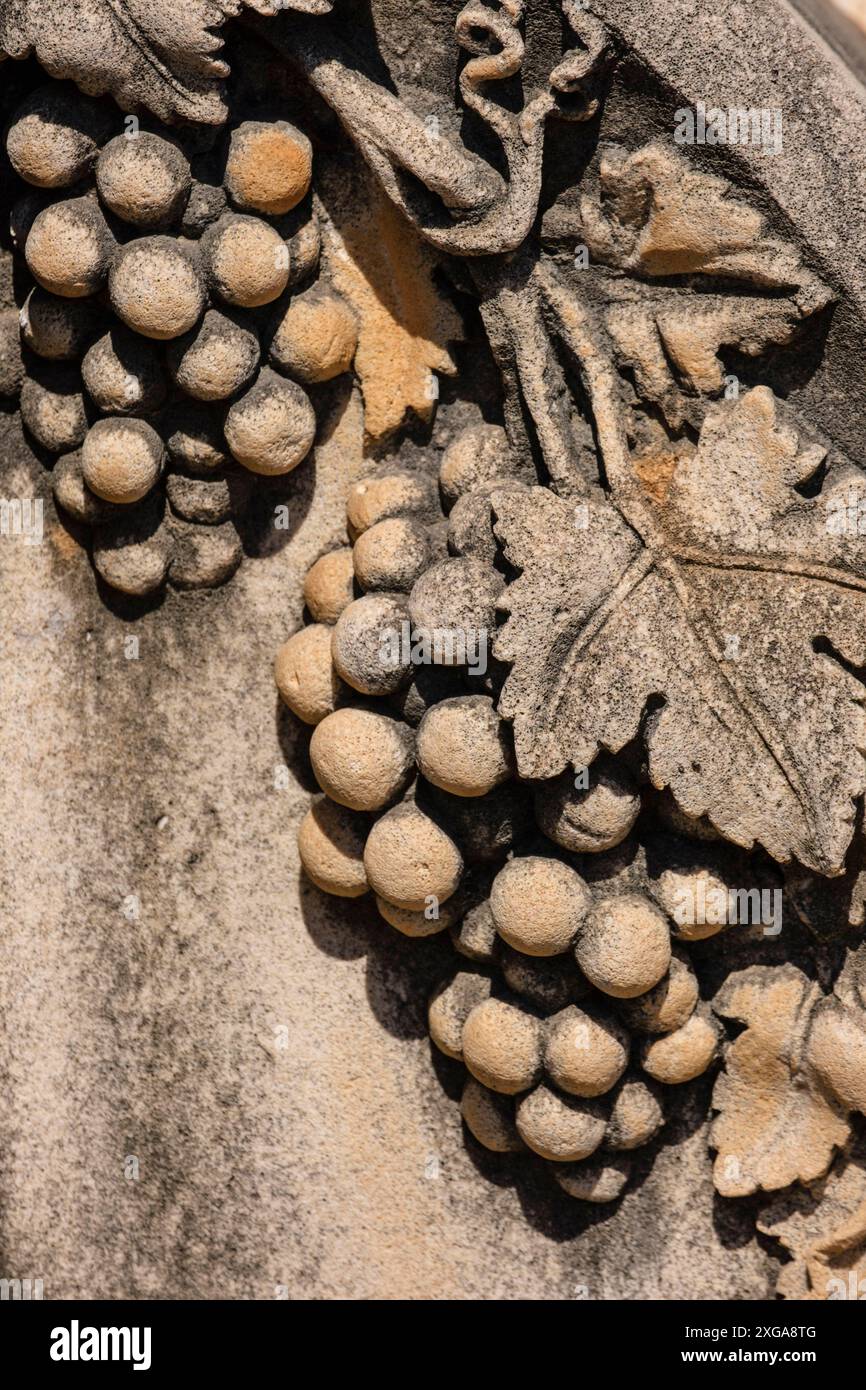 Edicola funeraria con angelo e croce, scultura di M.. Sacanell Pou (Jaime Burguera Garau), Campos Cimitery, Maiorca, Isole Baleari, Spagna Foto Stock