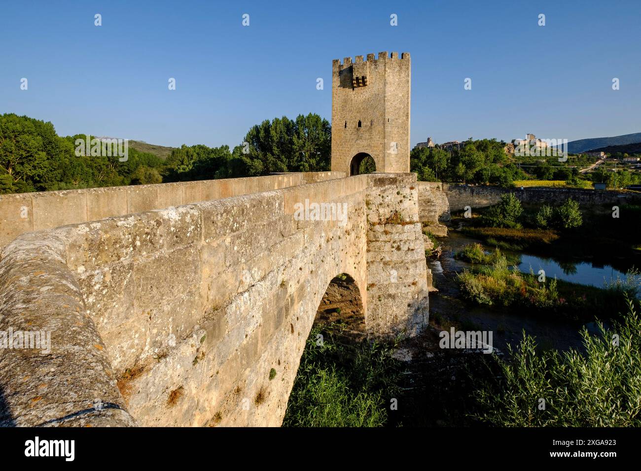 Ponte medievale di Frias, di origine romanica, sul fiume Ebro, Comunità autonoma di Castilla y Leon, Spagna Foto Stock