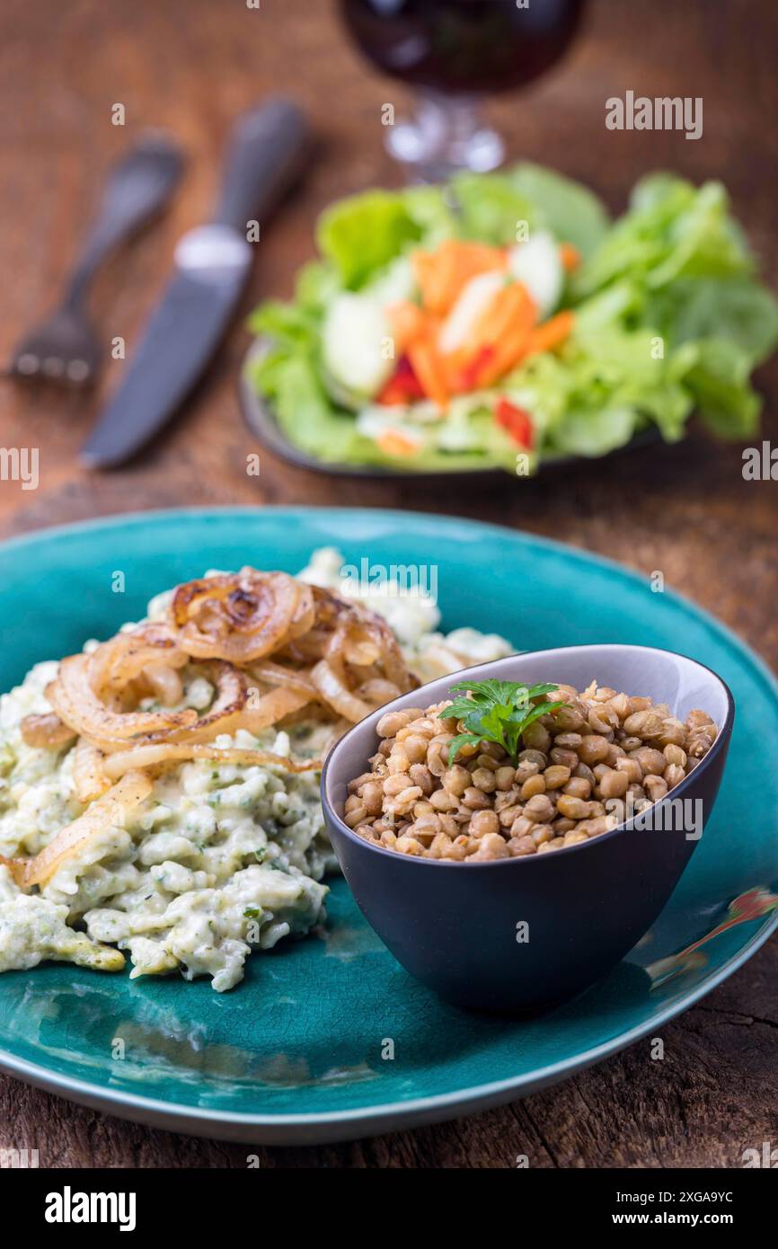Pasta bavarese con lenticchie brune Foto Stock