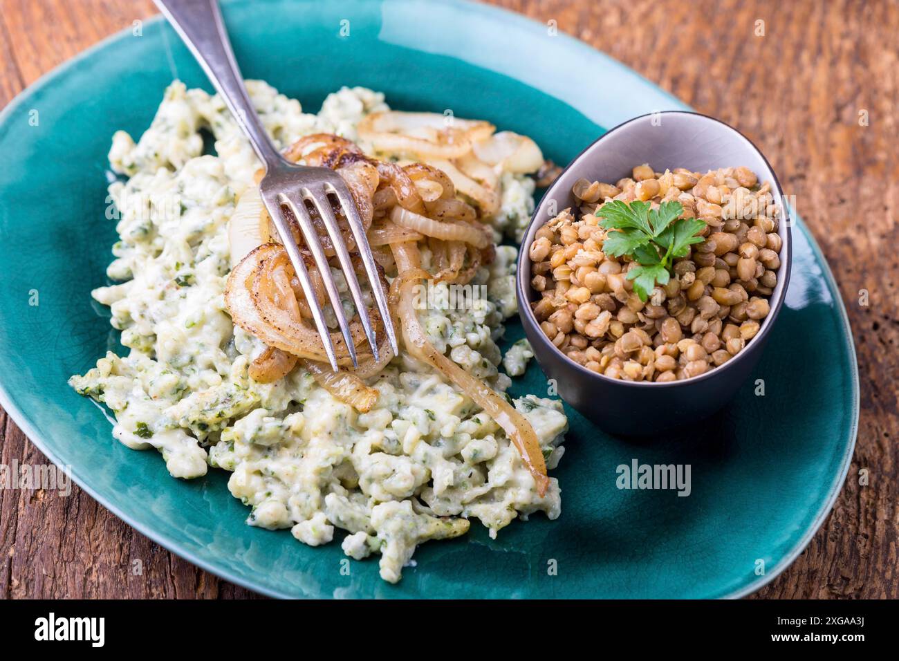 Pasta bavarese con lenticchie brune Foto Stock